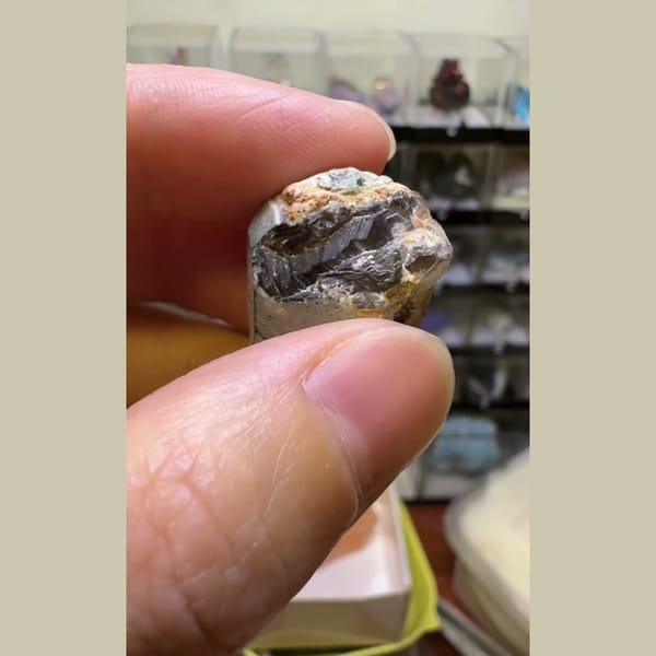 Grey Double-Terminated Quartz Mozambique 2.5 cm — complete view