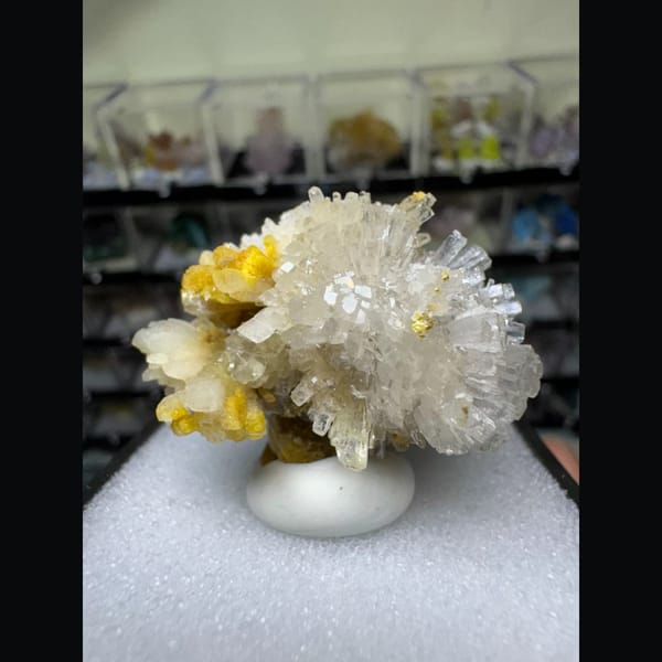 White Creedite Flower with Yellow Inclusions 4.0 cm — complete view
