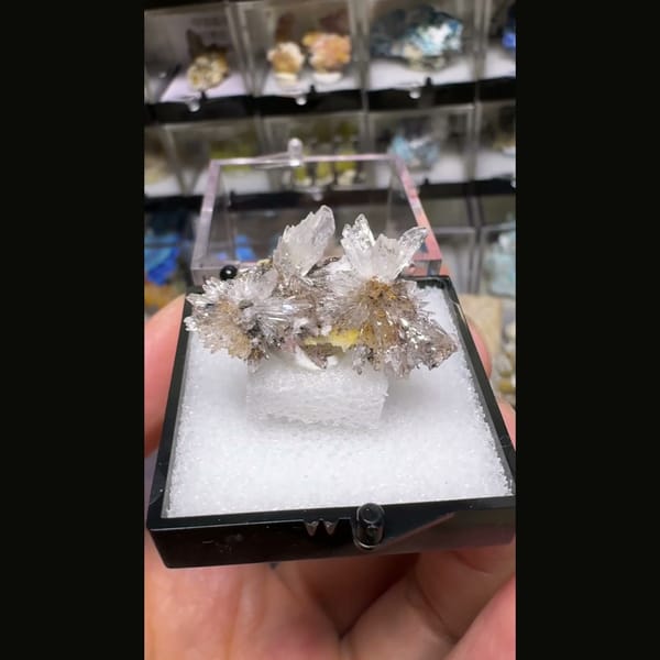 Creedite Flower, Yellow Inclusions Guizhou 2.5 cm — complete view