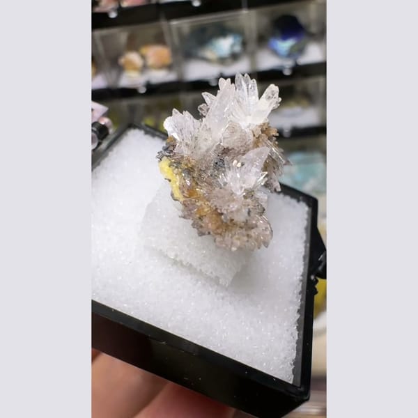 Creedite Flower, Yellow Inclusions Guizhou 2.5 cm — alternate view