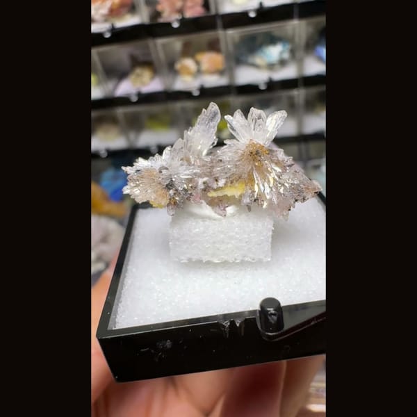 Creedite Flower, Yellow Inclusions Guizhou 2.5 cm — detail view