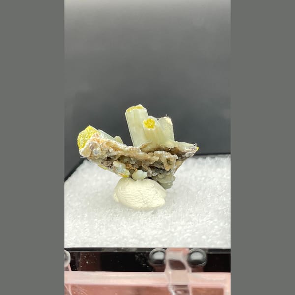 Yellow-green plumbogummite crystals with bright yellow tips from Guangxi — detail view