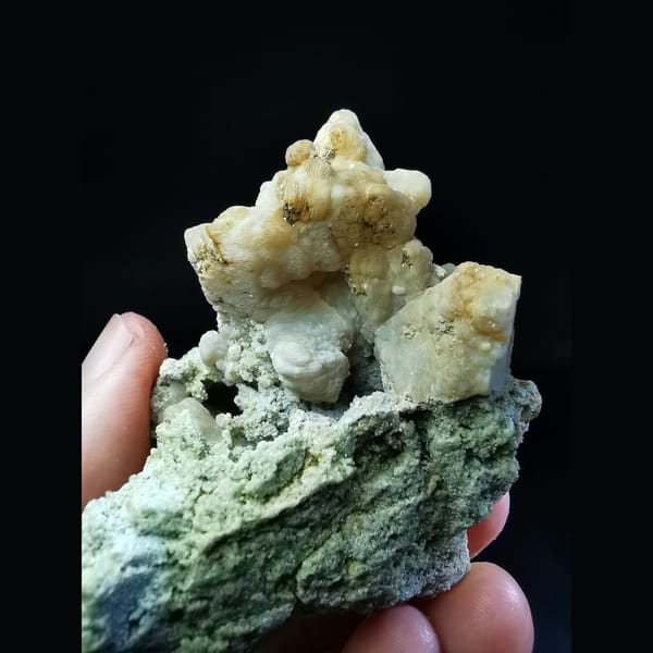 Coral-like calcite with garnet from Shijiangshan — alternate view