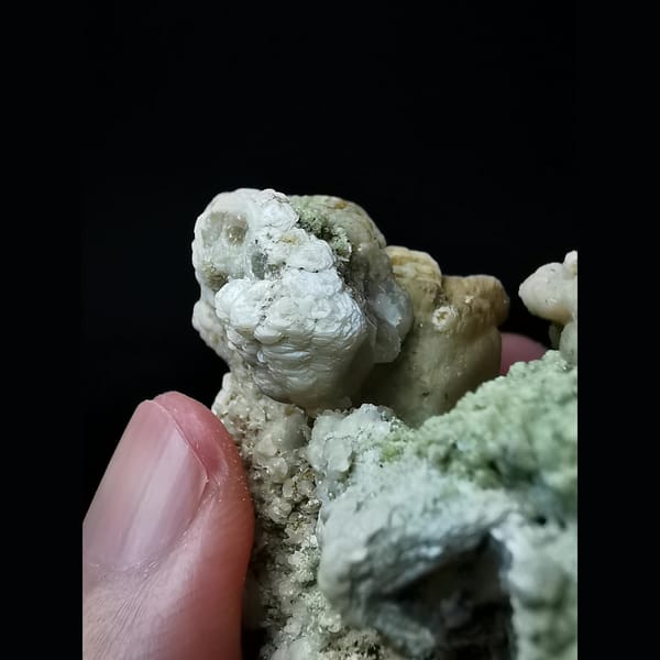 Coral-like calcite with garnet from Shijiangshan — detail view