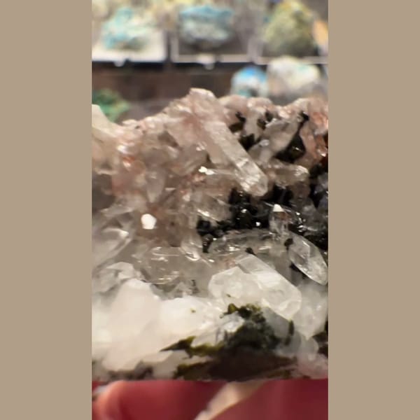 Garden Quartz with Dark Crystals Sichuan 6.0 cm — detail view