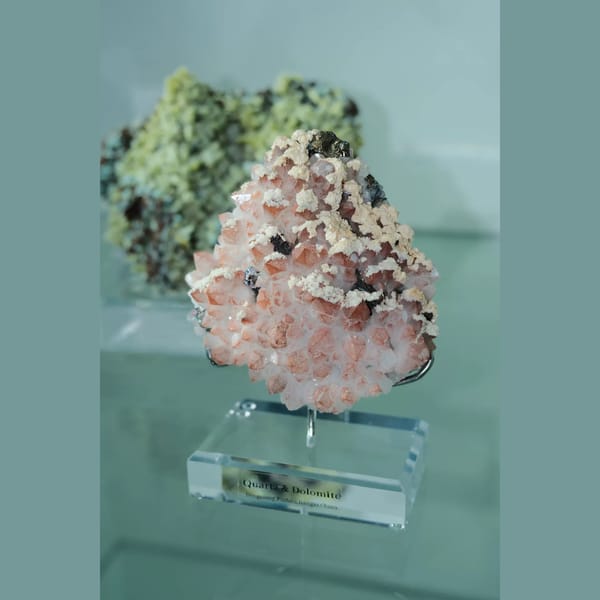Red sketch quartz with dolomite from Dongxiang, Jiangxi — complete view
