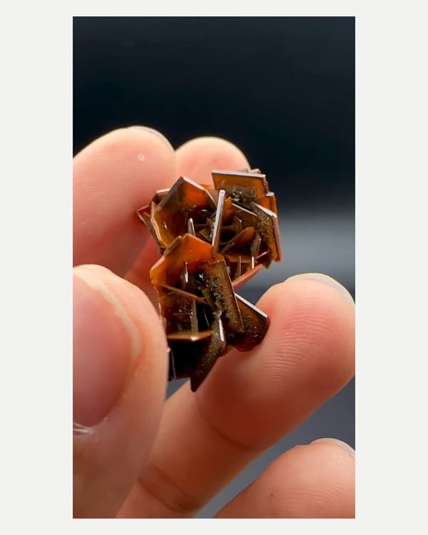 Complete side view of the exact wulfenite specimen