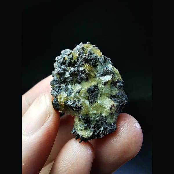 Floater two-tone platy calcite — complete view