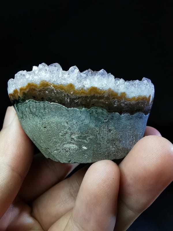 Complete side view showing the banded rim and matrix of the same quartz specimen