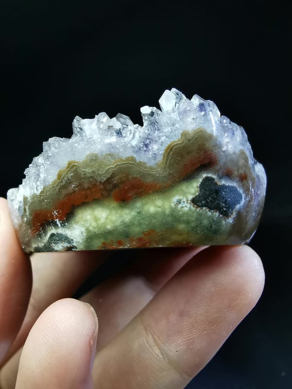 Complete upper oblique view showing the druzy basin and curved quartz rim