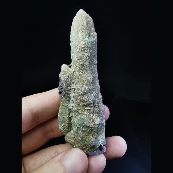 Sparkling quartz with hematite balls and calcite — complete view
