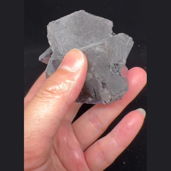 Black Rose Fluorite, UV Reactive 8.0 cm — complete view (video frame)