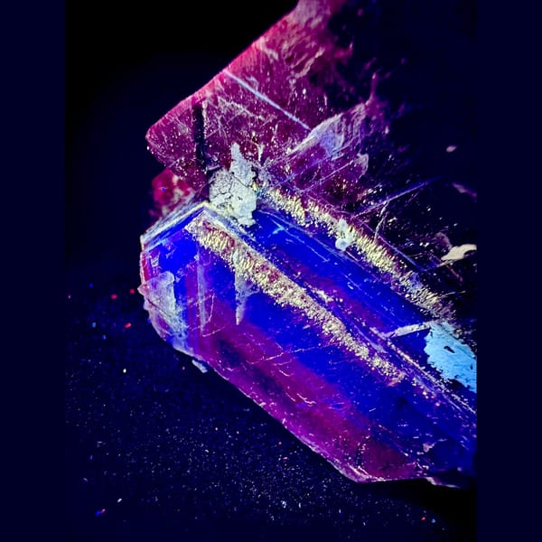 Black Rose Fluorite, UV Reactive 8.0 cm — alternate view