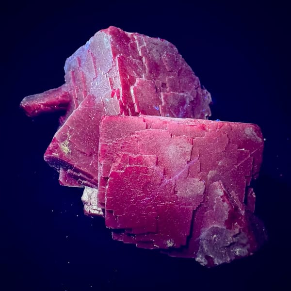 Black Rose Fluorite, UV Reactive 8.0 cm — detail view