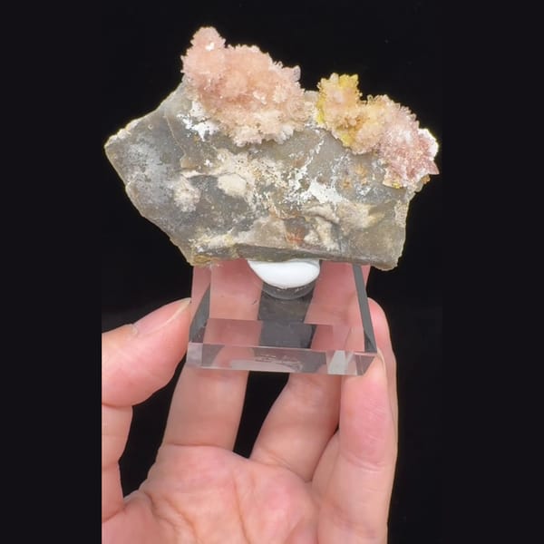Pink-White Creedite with Yellow Inclusions on Matrix 7.0 cm, Guizhou — complete view (video frame)