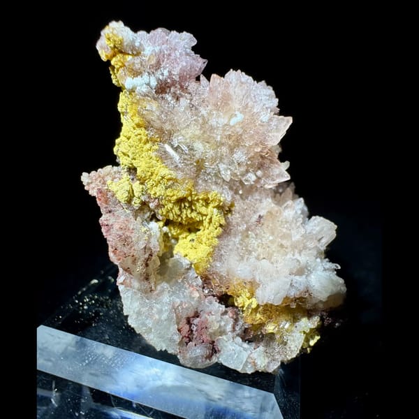 Pink-White Creedite with Yellow Inclusions Guizhou 6.5 cm — detail view