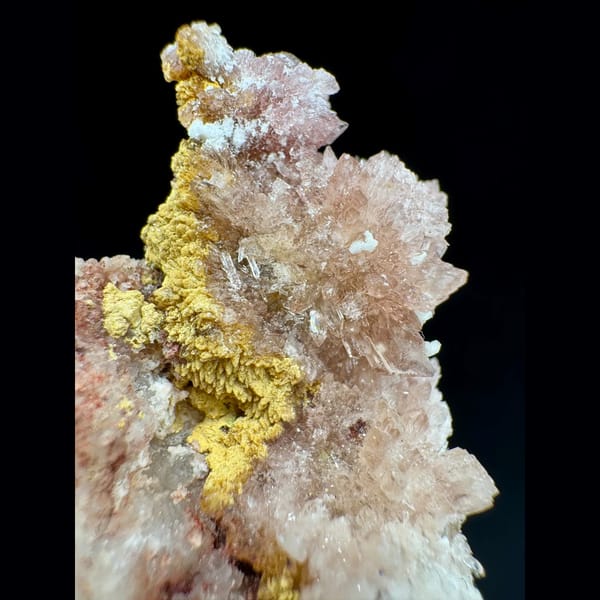 Pink-White Creedite with Yellow Inclusions Guizhou 6.5 cm — detail view