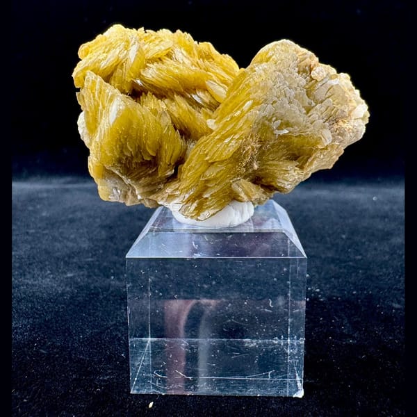 Yellow-Green Siderite Cluster 6.0 cm — complete view