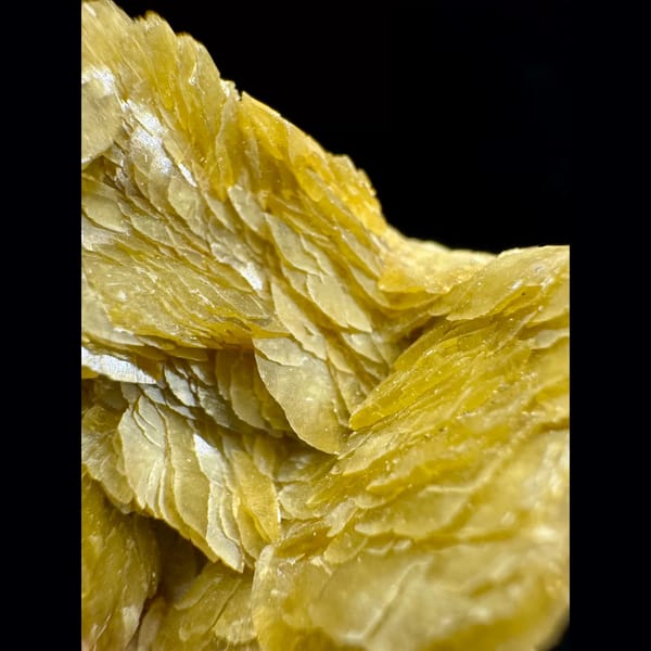 Yellow-Green Siderite Cluster 6.0 cm — detail view