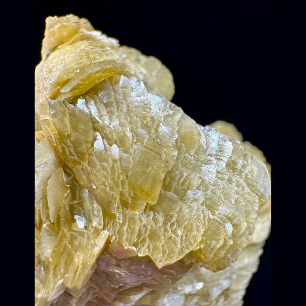 Yellow-Green Siderite Cluster 6.0 cm — detail view