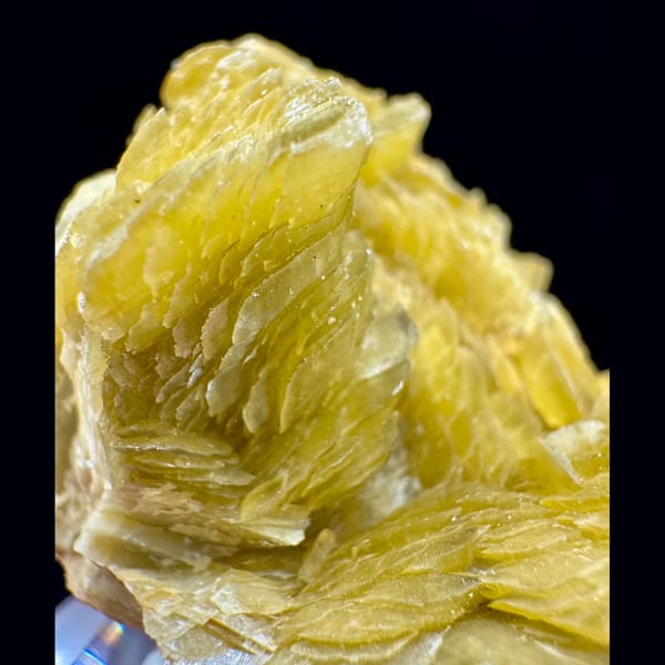Yellow-Green Siderite Cluster 6.0 cm — detail view