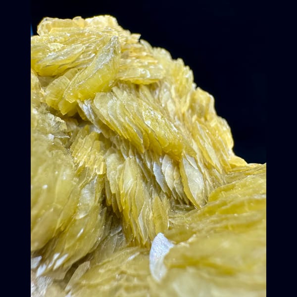 Yellow-Green Siderite Cluster 6.0 cm — detail view
