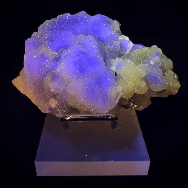 Quartz over Fluorite with Purple Fluorescence 7.5 cm — detail view