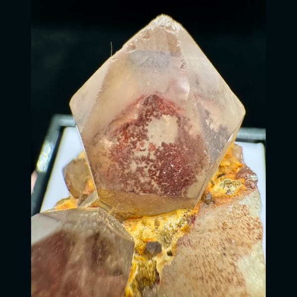 Red Quartz Cluster Shanxi 5.0 cm — detail view