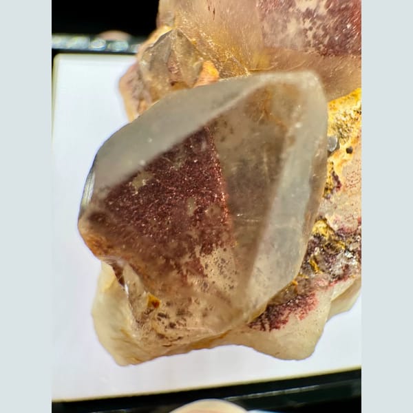 Red Quartz Cluster Shanxi 5.0 cm — detail view