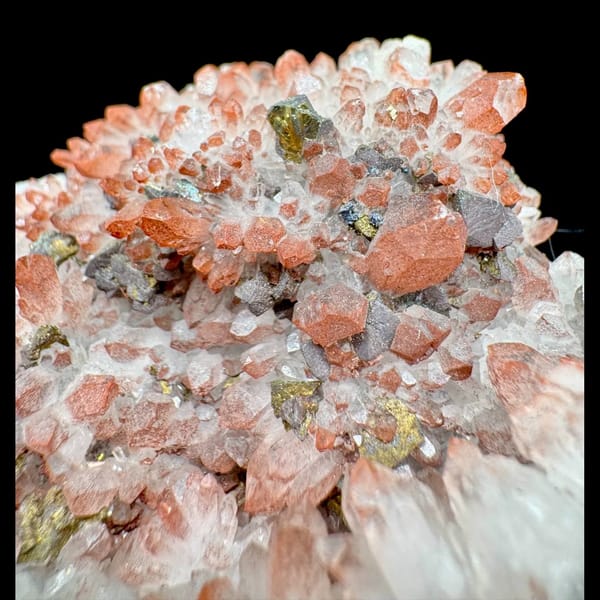 Red Quartz with Pyrite Shanxi 13.0 cm — detail view
