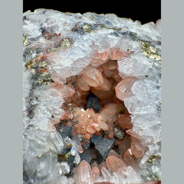 Red Quartz with Pyrite Shanxi 13.0 cm — detail view