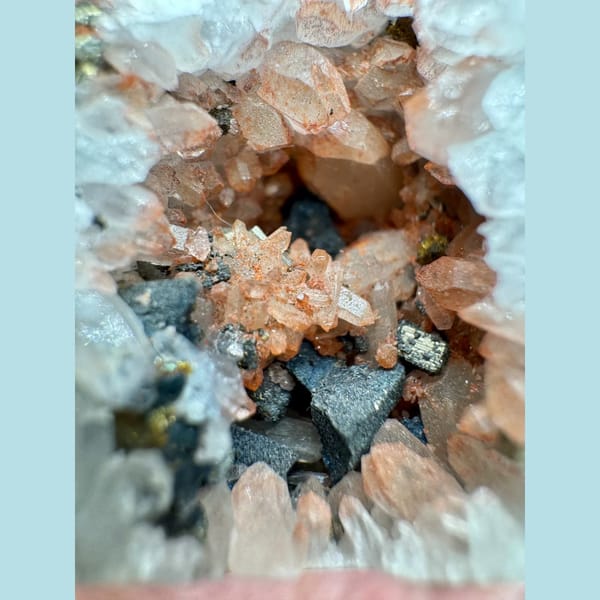 Red Quartz with Pyrite Shanxi 13.0 cm — detail view