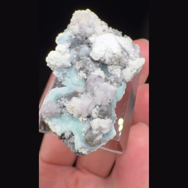 White and Pale Blue Creedite with Purple 4.3 cm, Guizhou — complete view (video frame)