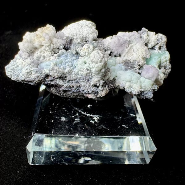 White and Pale Blue Creedite with Purple Guizhou 4.3 cm — detail view