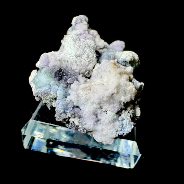 White and Pale Blue Creedite with Purple Guizhou 4.3 cm — detail view