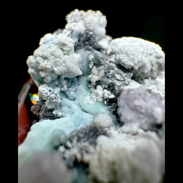 White and Pale Blue Creedite with Purple Guizhou 4.3 cm — detail view
