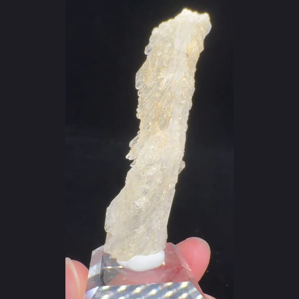 Slender White Bladed Quartz 7.0 cm — complete view (video frame)
