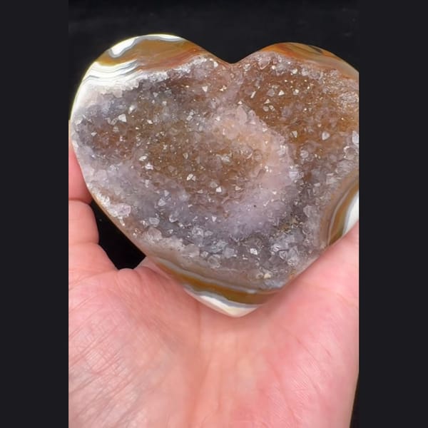 Agate Quartz Geode Heart 9.0 cm — complete view (video frame)