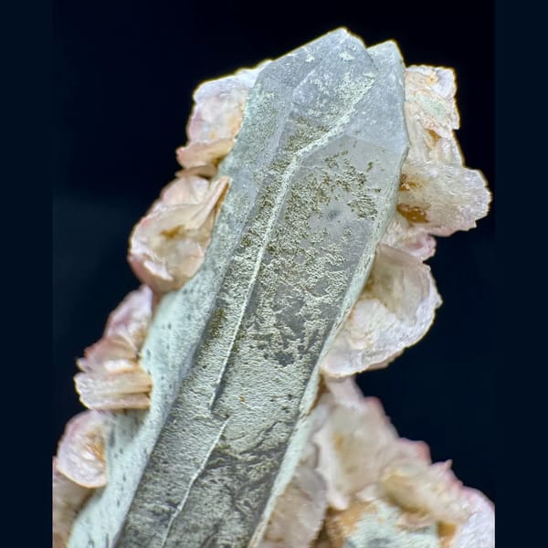 Green Quartz with Red Calcite Flowers Inner Mongolia 7.0 cm — detail view