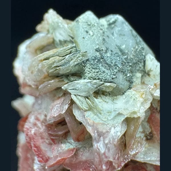 Green Quartz with Red Calcite Flowers Inner Mongolia 7.0 cm — detail view