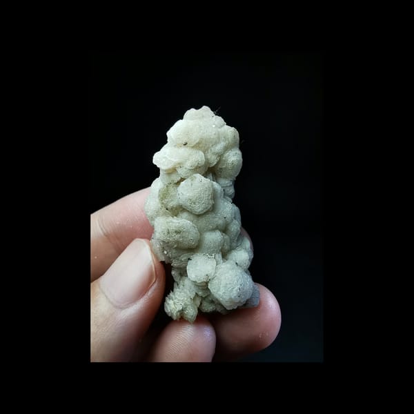 Platy quartz with stacked round calcite plates — complete view