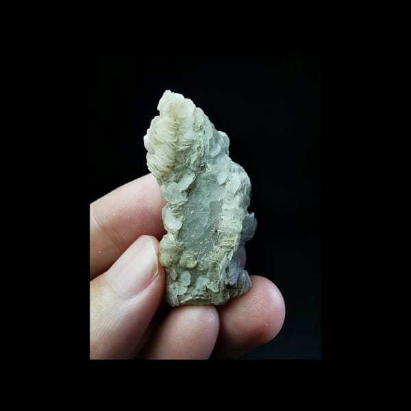 Platy quartz with stacked round calcite plates — alternate view