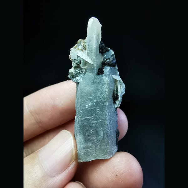 Odd-shaped quartz with hematite and calcite — alternate view