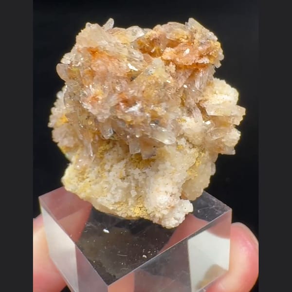 Cream Creedite Cluster 4.0 cm — complete view (video frame)