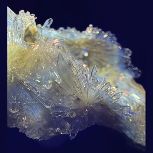 Cream Creedite Fan Cluster 4.5 cm — detail view