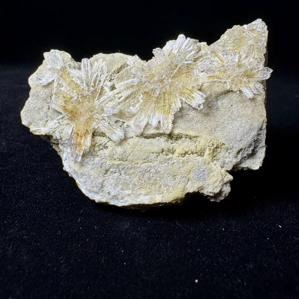 White Creedite Sprays with Yellow on Matrix 6.0 cm — complete view
