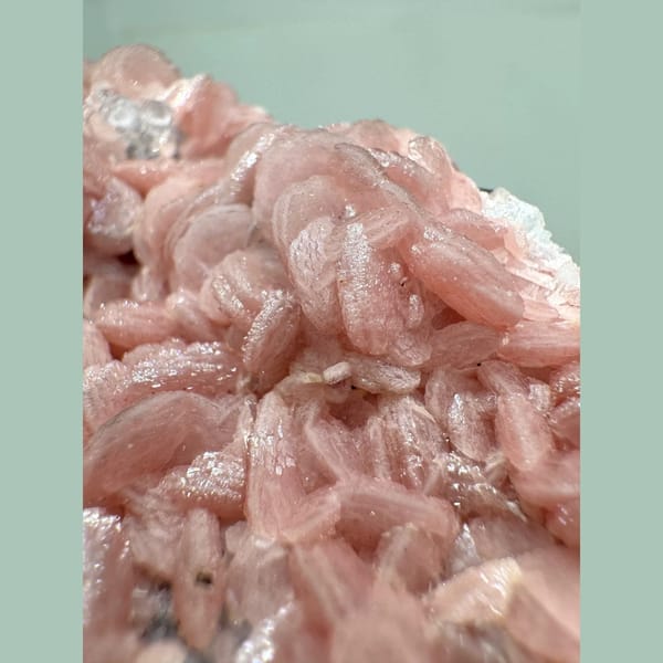 Pink Rhodochrosite Plate Wuzhou 12.0 cm — detail view