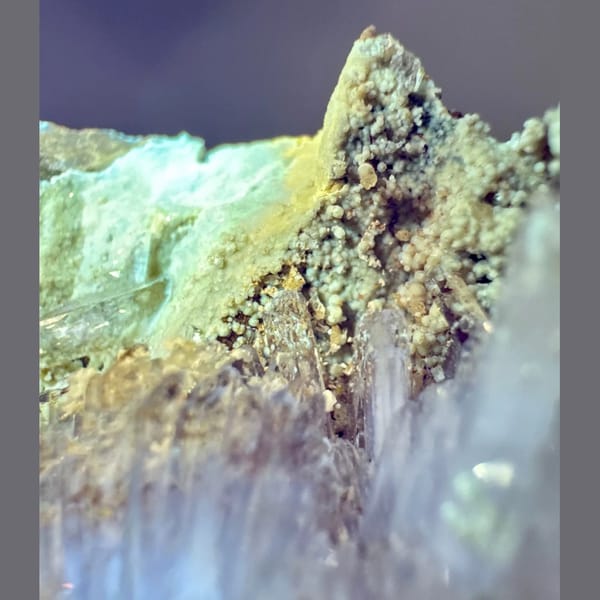 White Creedite with Yellow Inclusions 5.0 cm — detail view