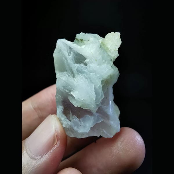 Slightly purple calcite-interference quartz — complete view