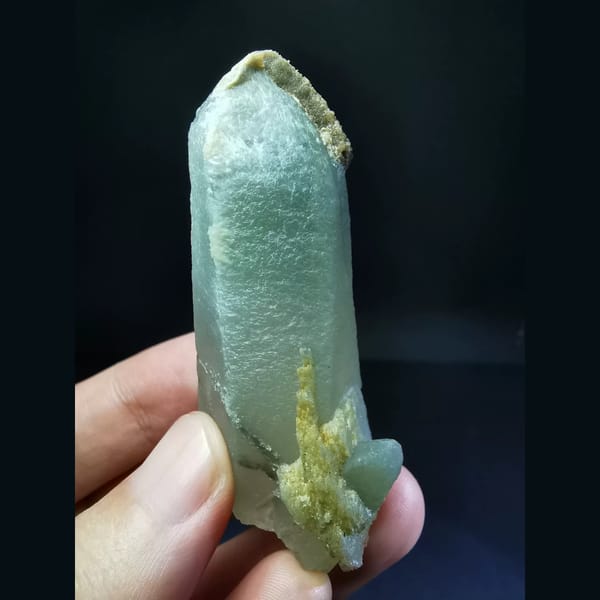 Quartz with a green inclusion at the tip — complete view